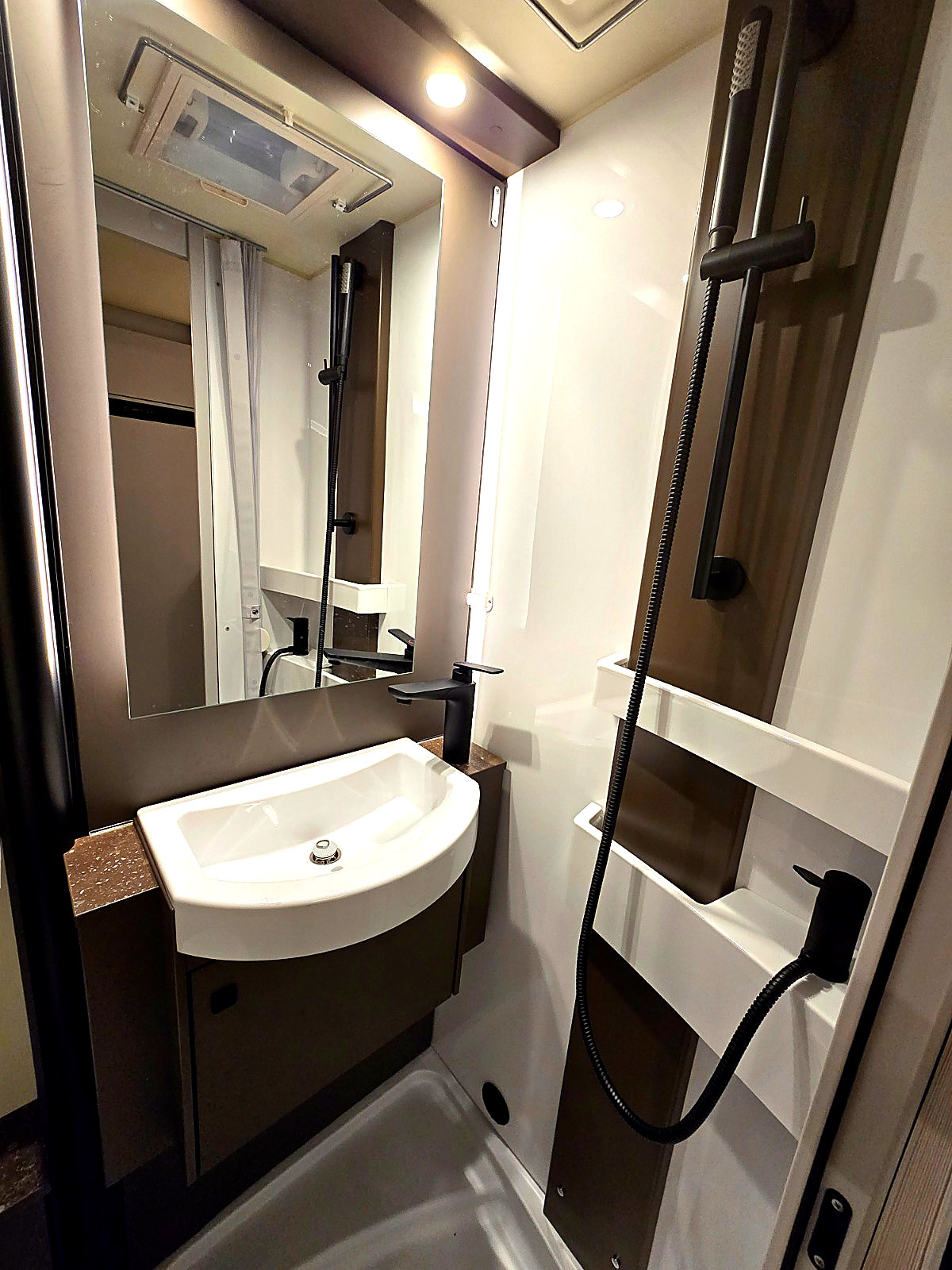 burstner-a66-interior-bathroom-shower burstner-a66-interior-bathroom-shower