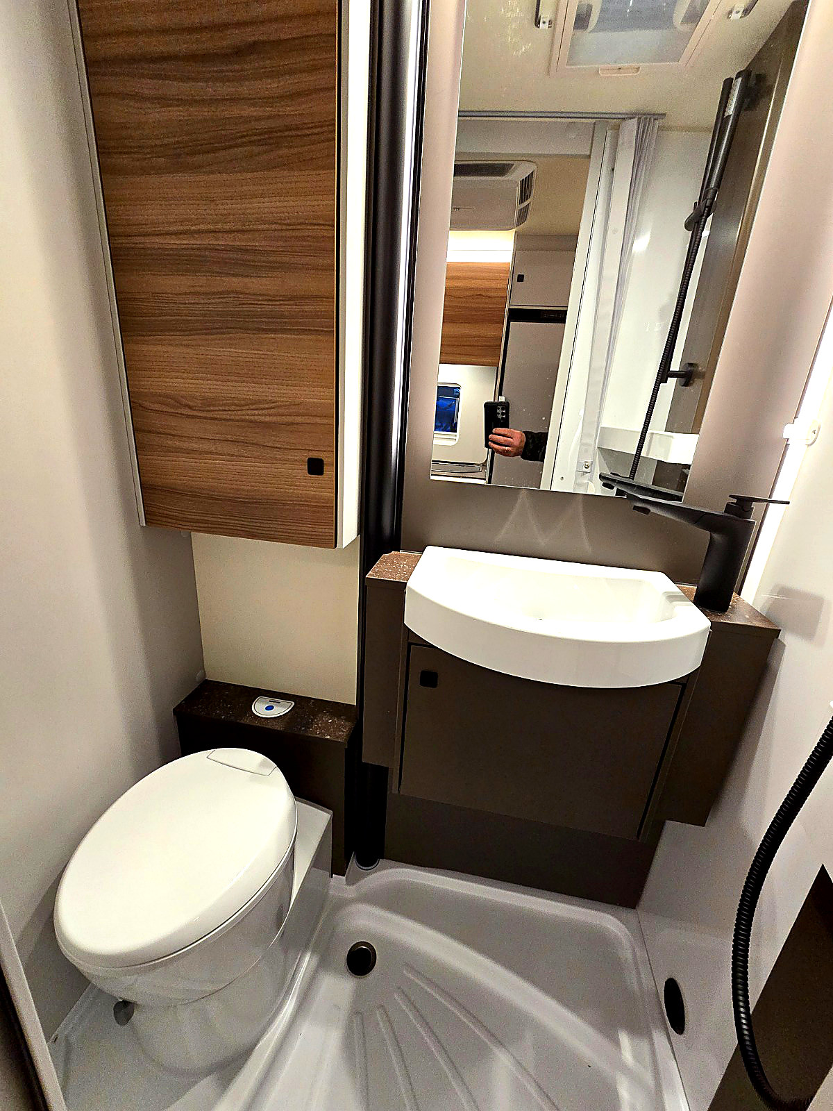 burstner-a66-interior-bathroom burstner-a66-interior-bathroom