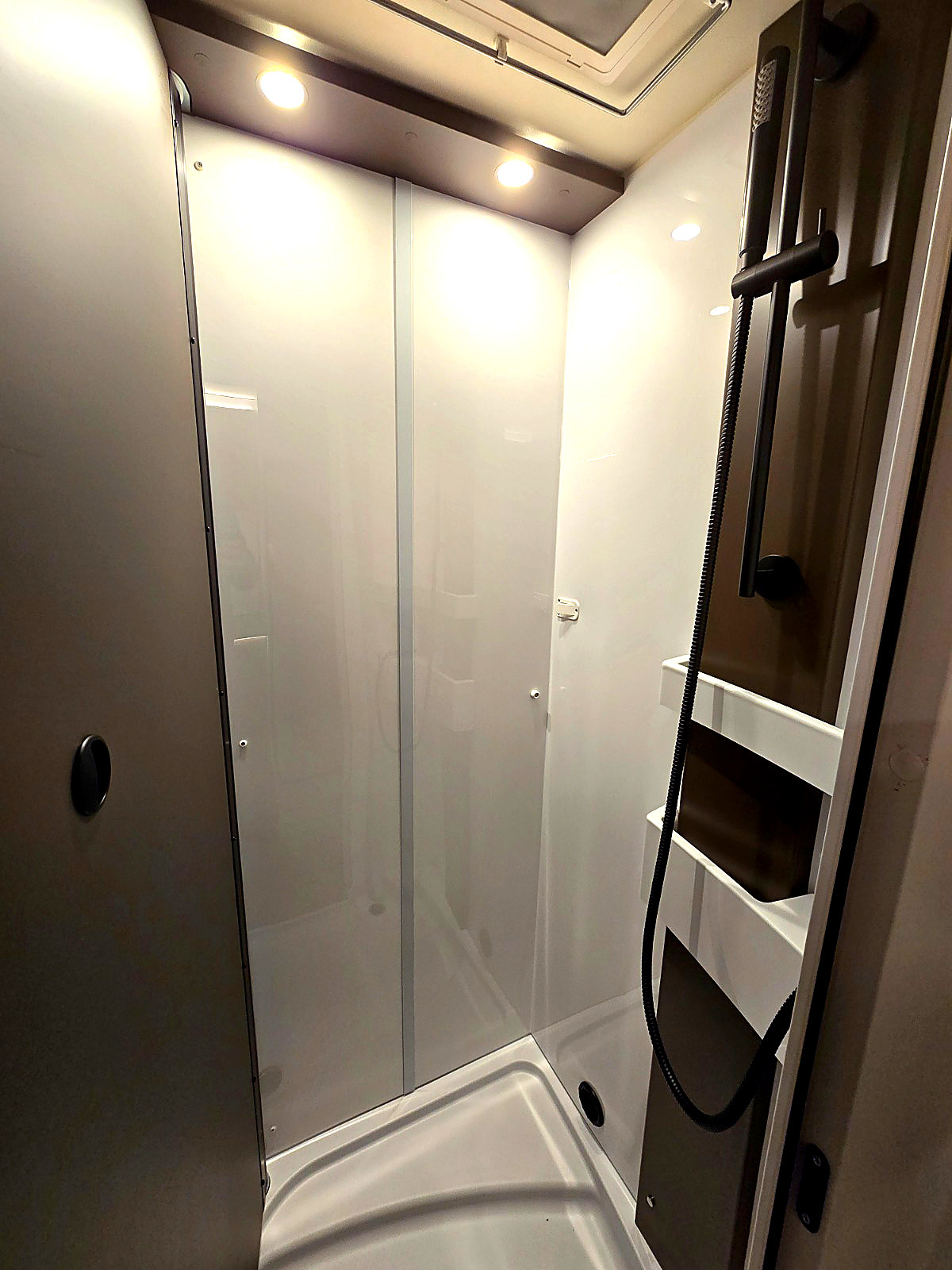 burstner-a66-interior-shower burstner-a66-interior-shower